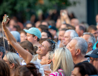 Besucherin bei einem Konzert im Weimarhallenpark.
