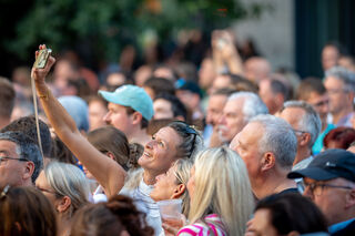 Besucherin bei einem Konzert im Weimarhallenpark.